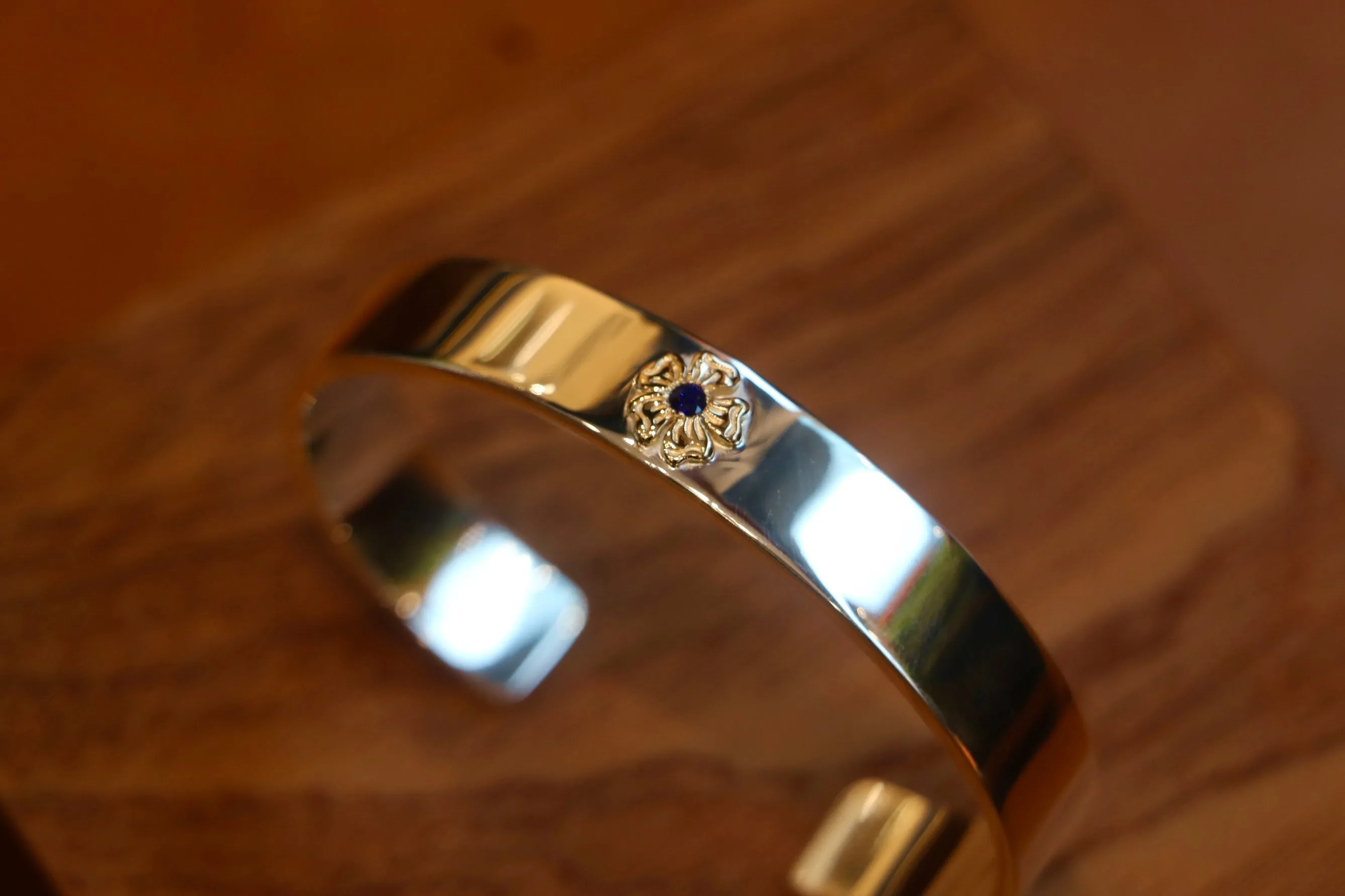 18K Gold Hana Flat Bangle w/ Stone